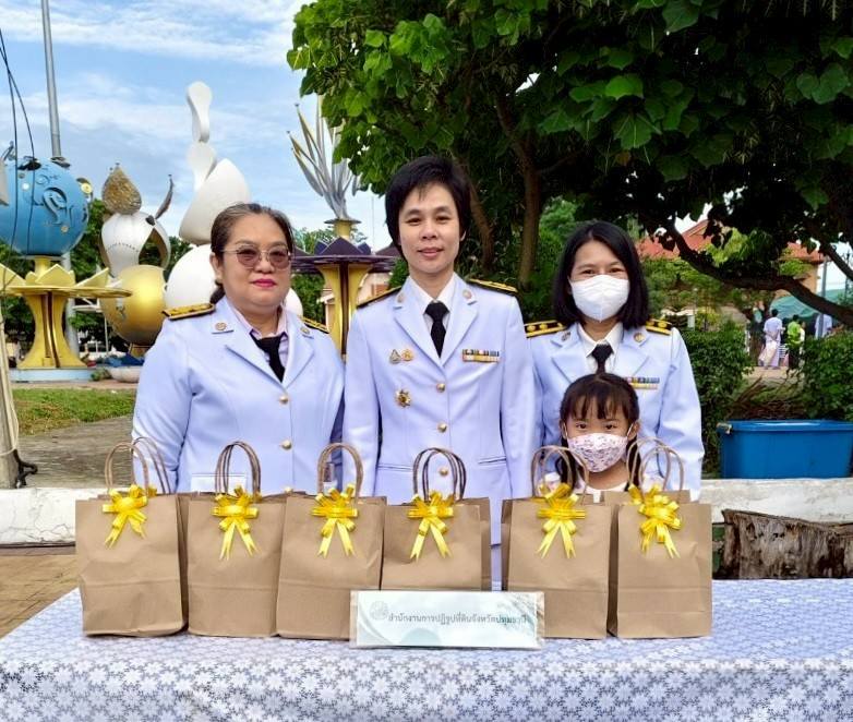 title -  ส.ป.ก.ปทุมธานี ร่วมพิธีเจริญพระพุทธมนต์และทำบุญตักบาตรพระภิกษุสงฆ์และสามเณร  เนื่องในโอกาสวันเฉลิมพระชนมพรรษา